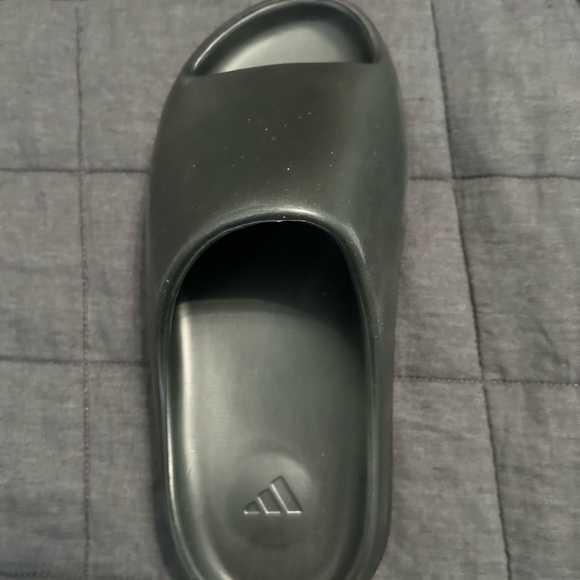 Yeezy Slide.  YZY Slide - Picture 5 of 5